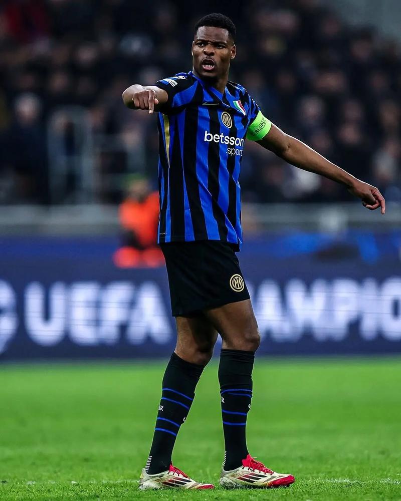 欧冠淘汰赛门票暴涨引发球迷抗议（欧冠淘汰赛票价飙升引发球迷集体抗议）