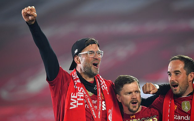 迈阿密国际夺美职联冠军，梅西淡定队友狂欢