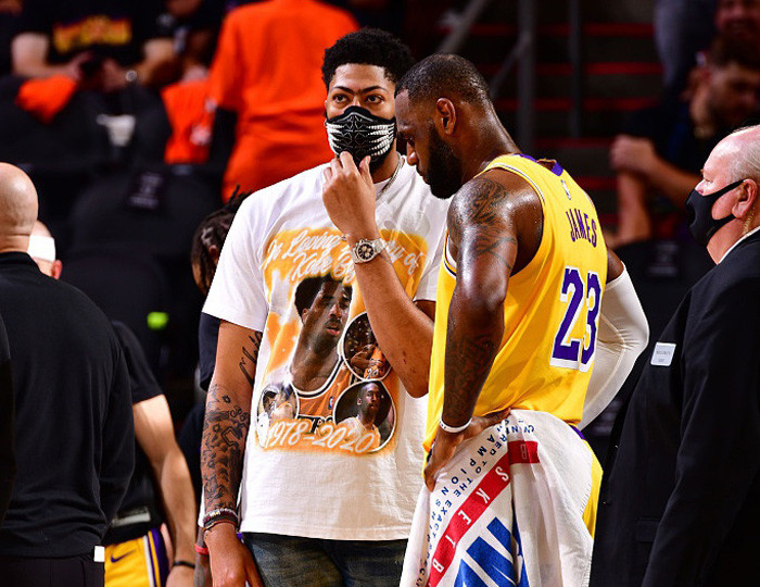 图片报：因极端球迷大规模燃放烟火，拜仁将面临欧足联的处罚（《图片报》：球迷大规模燃放烟火，拜仁恐遭欧足联惩处）