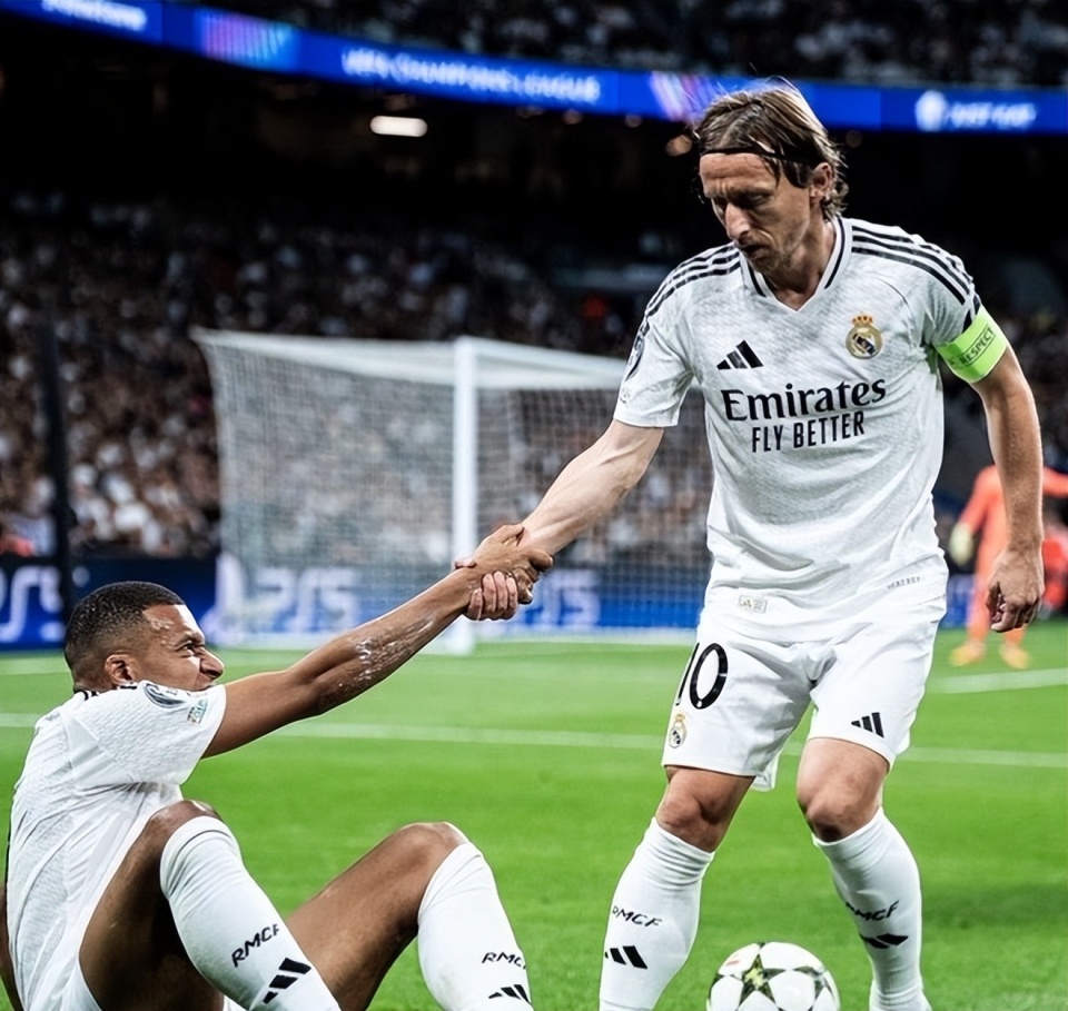 穆斯塔菲：阿森纳是赢球热门；拜仁要小心枪手的定位球（穆斯塔菲：阿森纳更被看好，拜仁需警惕枪手的定位球）