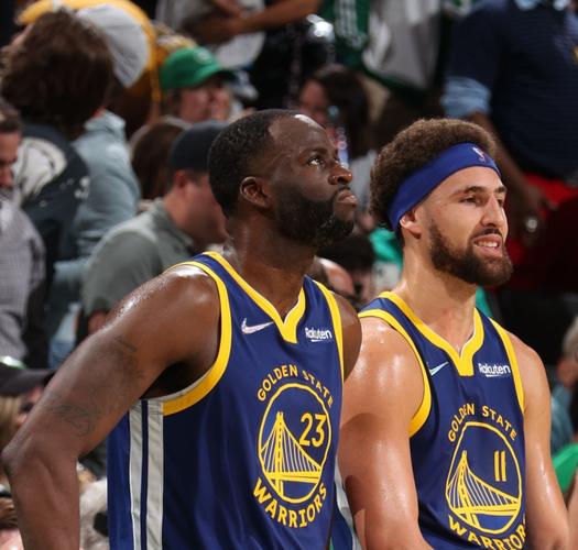 前锋远射破门，全场欢呼（前锋远射建功，全场沸腾）