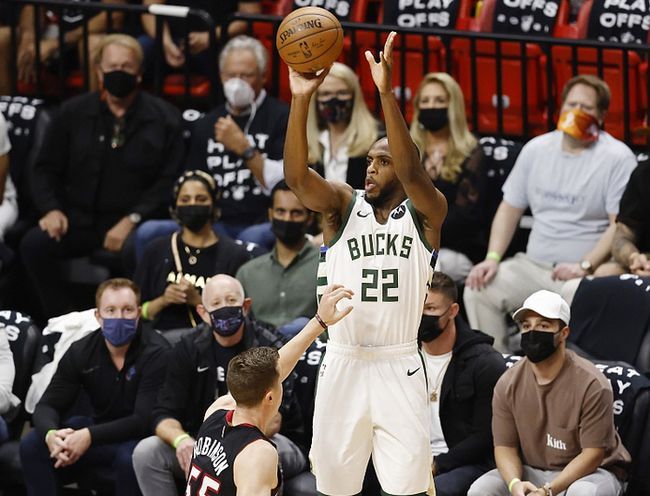 消除阻碍，重磅对决近在咫尺！乌西克VS维尔德：WBC正式批准巅峰碰撞（障碍扫清，巅峰对决一触即发！乌西克对阵维尔德：WBC官宣批准）