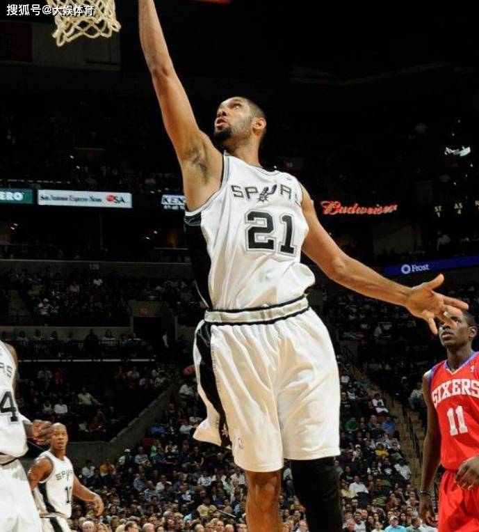 拼劲十足，多库17岁时曾与孔帕尼进行一对一单挑（17岁多库斗志十足，曾与孔帕尼上演一对一对决）