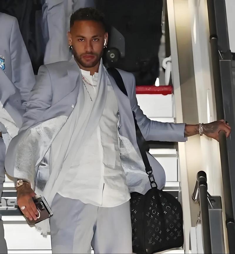 姆巴佩续约风波再度引发热议（姆巴佩续约争议再度引爆舆论）